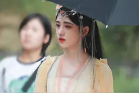 鞠婧祎拍戏遭陌生男偷拍！场务将其绑树上教训，现场起冲突引争议图片