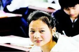1998年，洪水中6岁女孩抱树9小时获救，24年后再次拜谢救命恩人图片