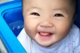 3年前安徽小哥，把女儿放在外卖箱送外卖，父女俩现在过得怎样？图片