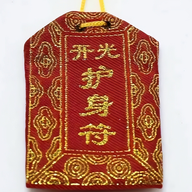 搔首弄姿，与游客寻欢作乐五台山美貌“尼姑”为何能如此放肆？