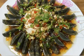 皮蛋豆腐饭店18元一盘，在家也能做，咸香味美，嫩滑爽口，好吃图片