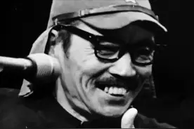 世人送给他“五大反派”之一、“北影反一号”的称号，因演反派差点儿没找到对象，笑称自己的代表作是葛优图片