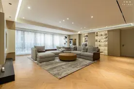 大横厅怎么装都舒服，开间7.5米，沙发后面做书房，通透有烟火气图片