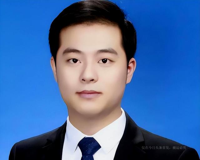 江西00后李楚彬火了！15岁开始工作，20岁当“常委”，真没有猫腻