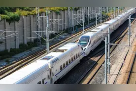 高铁的两个车头为什么要连在一起？分开就不能跑了吗？长见识了图片