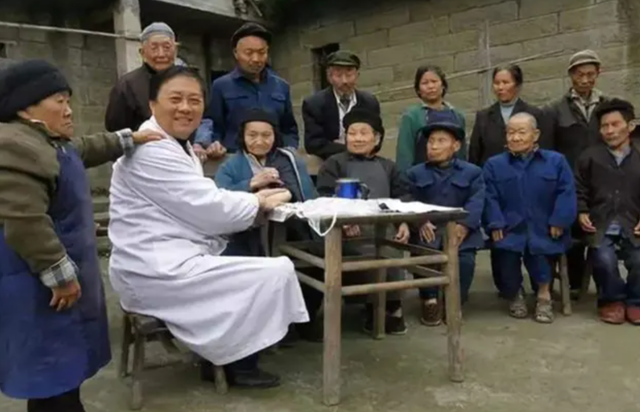 与世隔绝“矮人村”：三四岁停止生长身高仅半米多，10里地走一天