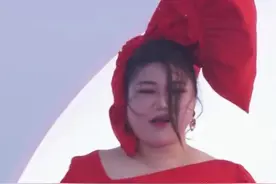 这些红毯时刻太尴尬：掉假发片，摔倒险走光，头发乱飞图片