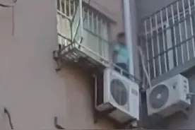 男孩被屋内人员持长棍连续击打，躲室外空调机从5楼坠落，相关部门已关注此事，警方：男孩无生命危险图片
