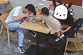 天津一萌娃弄掉鸡蛋男子“神之一脚”踢回：这一脚够国足消化半年图片