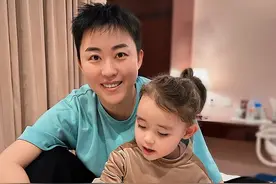 4年前，28岁东北女人花50万生下5国混血女儿，如今怎么样了？图片