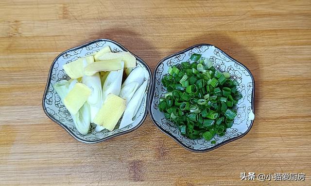 四川人做的土豆烧鸡就是不一样，味道麻辣鲜香，汤汁泡饭也特别香