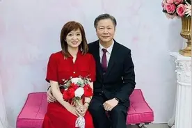 新闻美女主播官宣二婚！一身红裙嫁64岁教授，甜撒狗粮难掩幸福图片