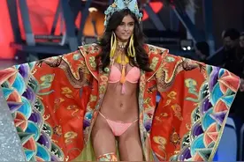 回看维密秀幺蛾子乱飞，蜘蛛精、奇怪中国风，超模也救不了的时尚图片