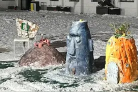画室学生堆雪神还原海绵宝宝菠萝屋：隔壁班堆了坦克，我们不能输图片