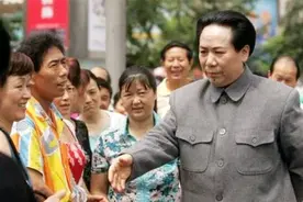 纪实：她因长相酷似毛主席，踏上扮演毛主席之路，老公却敬而远之图片