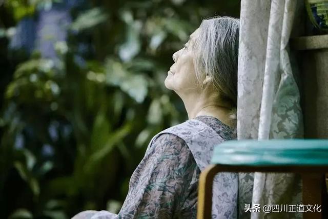 梦见刚去世的亲人（梦见去世的亲人）