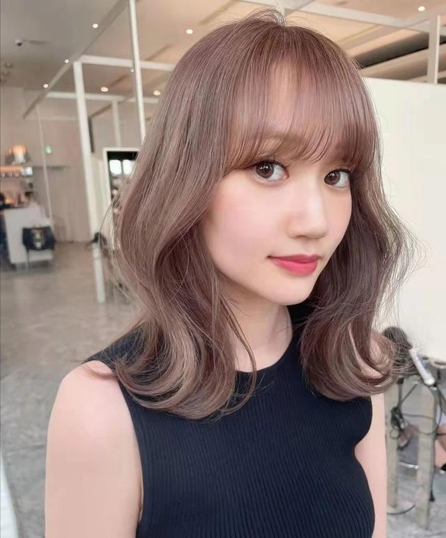 发型好看图片女,女人过了50岁,剪短学会烫,推荐这3种"卷发",减龄显