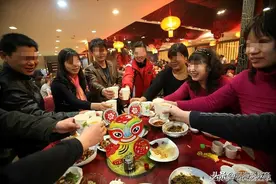 同学聚会男同学拍照要发朋友圈，女同学抓过手机摔到地上图片