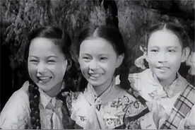 53年一名女少先队员向毛主席献花，时隔多年，小姑娘长大成了名人图片