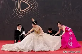 星光大赏好抓马！罢走红毯露乳贴，抢话筒踩裙摆，野心全写在脸上图片