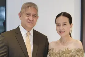 泰国华裔富婆罕见和老公出席盛宴！她穿露肩薄纱裙好美，老公也帅图片
