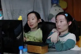 青岛25岁渐冻症双胞胎姐妹仅十指能动，通过自学做英语翻译，为歌曲填词，做有声剧本，还走过了祖国大江南北图片