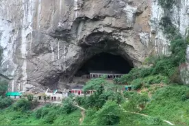 云南大山里发现一天坑，坑底山洞中竟隐居8户人家，像个世外桃源图片