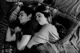 心理学：喜欢搂着女人睡觉的男人，都是什么心理？图片