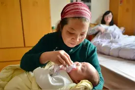 儿媳坐月子婆婆和公公吵架跑回娘家，婆婆生病住院，儿媳：不伺候图片