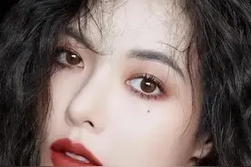 韩国女星着装再引热议，上衣短到露下乳，网友：这还不算擦边？图片