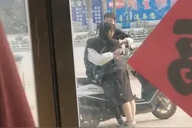 回顾正牌男友赶到现场，女子依旧我行我素，继续和男闺蜜当众搂抱图片