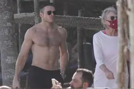 权游少狼主海边度假，还带着自己的妈妈，光膀子秀肌肉荷尔蒙爆棚图片