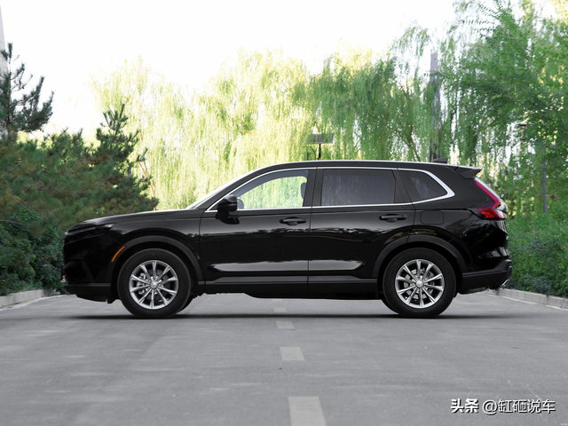 省油实惠的合资SUV，年轻时尚空间大，才16万起，解读本田CRV