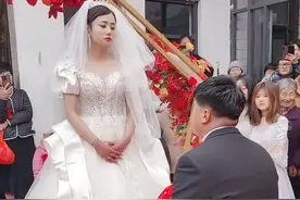 新郎单膝跪地送新娘捧花，对方竟一副生无可恋的样子勉强收下！图片