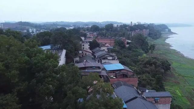 重庆长江边上的一条古朴老街，曾经名流如云，如今已被世人遗忘