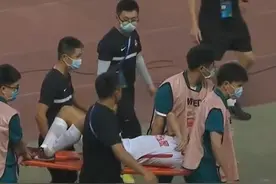 中超今晚再现1断腿飞铲：教练怒摔水瓶，伤员直接送上救护车图片