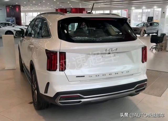 起亚版“汉兰达”来了，新款索兰托实拍，分体尾灯+四驱，霸气