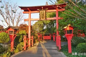 日本人喜欢在日本中国园林里，穿中国旗袍拍照，文化包容度哪更高图片