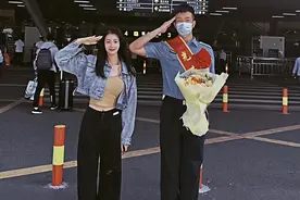 山东姐姐飞奔拥抱退伍回家弟弟，变化让她惊讶：小屁孩成了男子汉图片