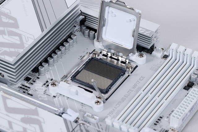 11月全白主流装机配置：9700X+X870M冰雕+5080HOF海景房主机