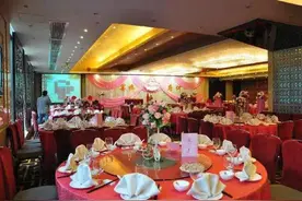 广西表哥举办婚宴，上海表弟连夜飞去，随礼6666，上桌直呼值了图片