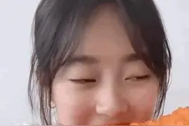 姑娘大意了，镜片里的反射早就被大家看得一清二楚，不觉得尴尬吗图片