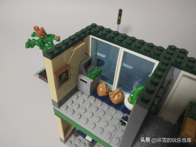 乐高城市组套装试玩，警察大战银行抢匪，保障乐高城市安全