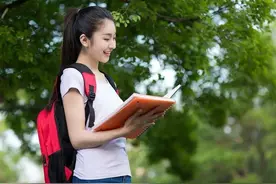 女大学生自述：跟网恋男友奔现，赫然发现他身后竟藏着一根拐杖图片