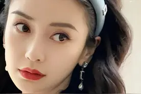 Angelababy白衬衫真美啊，明艳迷人，皮肤白到发光图片
