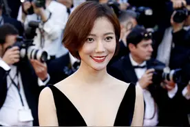 从坚决不拍裸戏，到几乎全裸出镜，王珞丹的挣扎上位史图片