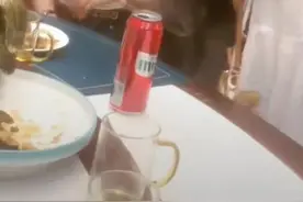 女子带闺蜜聚会，闺蜜喝醉被其他男人拉扯，现代版王干娘？图片