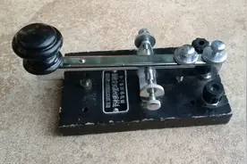 无线电发报机需要电才能工作，抗战时八路军的无线电怎样工作呢？图片