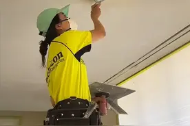 35岁女生在澳洲工地砌墙：早上5点起床，工作10小时，日入1400元图片