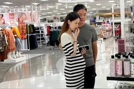 章泽天怀二胎气质依旧不减，肚大如球身上没赘肉，刘强东头发花白图片